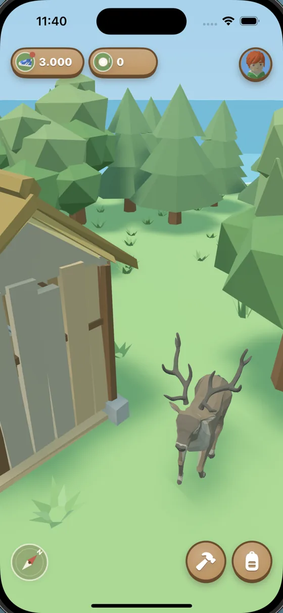 Ein Hirsch steht auf der Wiese neben einem Lagerhaus